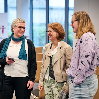 Im Austausch zu „Wiehl enthindert“ (v. l.): Carolina Zibell, Projektleiterin bei der Aktion Mensch, Astrid Wollenweber, Inklusionsbeauftragte Stadt Wiehl und Projektleitung, Vereins-Projektleiterin Maria Lamsfuß und Mitarbeiterin Alissa Triller.
