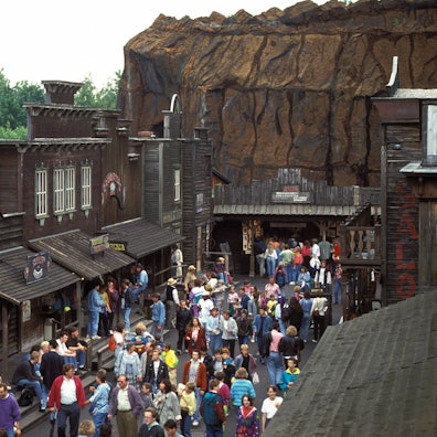 Freizeitpark-Gäste strömen im Juni 1991 durch die Westernstadt im Phantasialand.