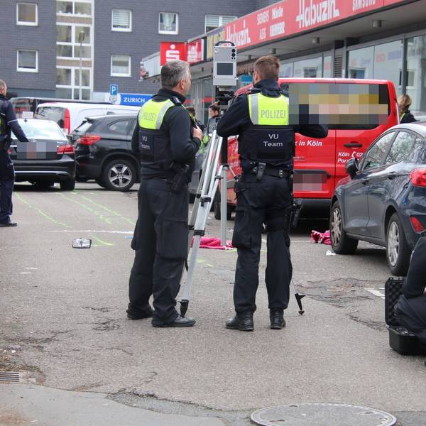 Schwerer Verkehrsunfall mit einer toten Person in Köln-Eil