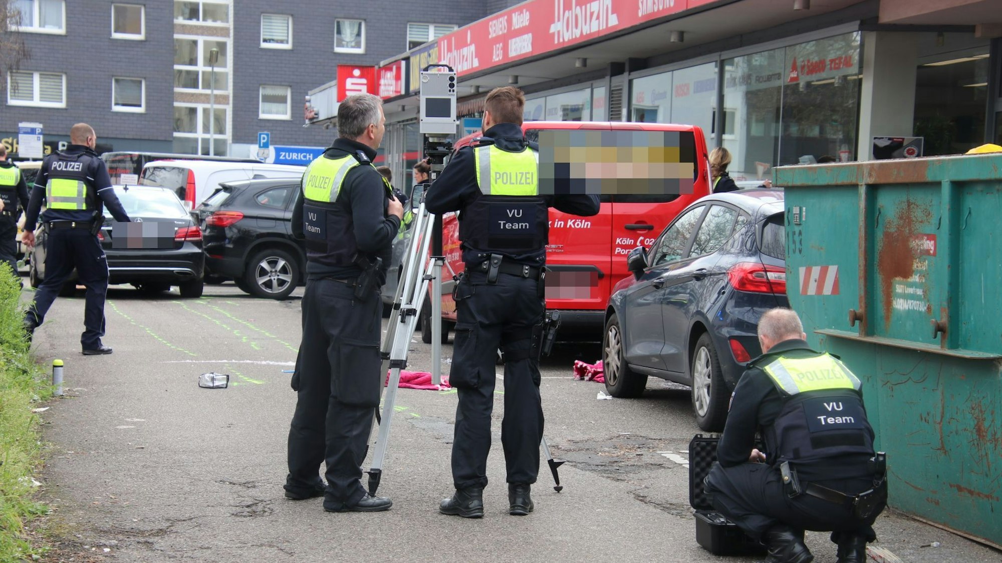 Schwerer Verkehrsunfall mit einer toten Person in Köln-Eil