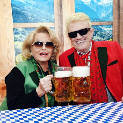 Der Volkssänger Heino und seine Hannelore sitzen bei der Eröffnung des Oktoberfestes in einem Festzelt in ihrem Wohnort Bad Münstereifel. Heino (81) und Hannelore (78) lassen sich durch Corona nicht von ihrem geplanten Österreich-Urlaub abhalten. Wie jeden Sommer wollten sie auch dieses Jahr einige schöne Tage in Kitzbühel verbringen, teilte Heinos Büro in Bad Münstereifel mit. +++ dpa-Bildfunk +++