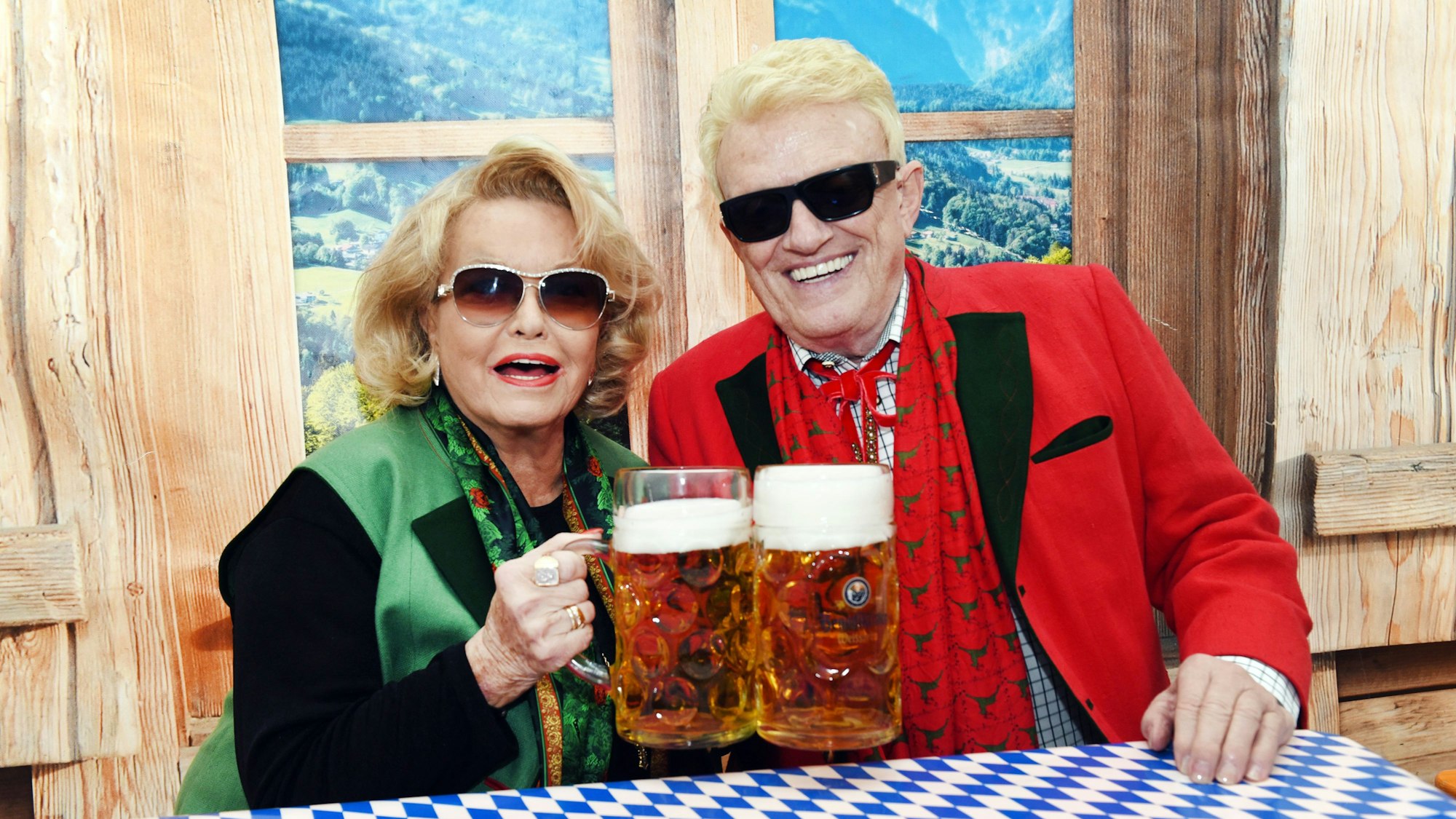 Der Volkssänger Heino und seine Hannelore sitzen bei der Eröffnung des Oktoberfestes in einem Festzelt in ihrem Wohnort Bad Münstereifel. Heino (81) und Hannelore (78) lassen sich durch Corona nicht von ihrem geplanten Österreich-Urlaub abhalten. Wie jeden Sommer wollten sie auch dieses Jahr einige schöne Tage in Kitzbühel verbringen, teilte Heinos Büro in Bad Münstereifel mit. +++ dpa-Bildfunk +++