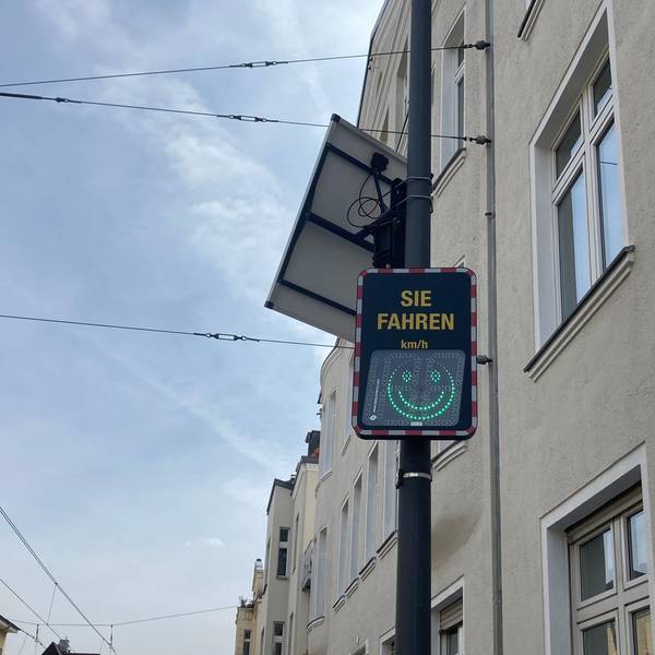 Eine digitale Geschwindigkeitsanzeige mit Smiley-Symbol.