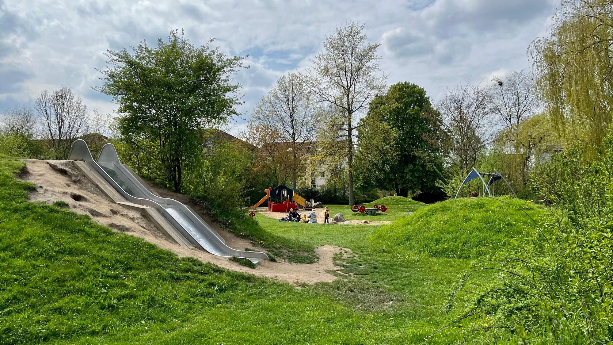 Blick auf eine große Rutsche, die einen Hügel hinunterführt.