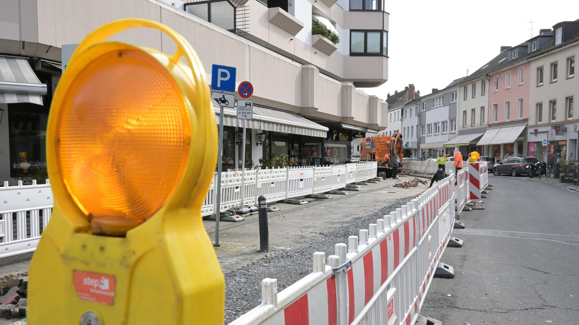 Es ist ein Teil der Baustelle in Bensberg an der Schloßstraße zu sehen.