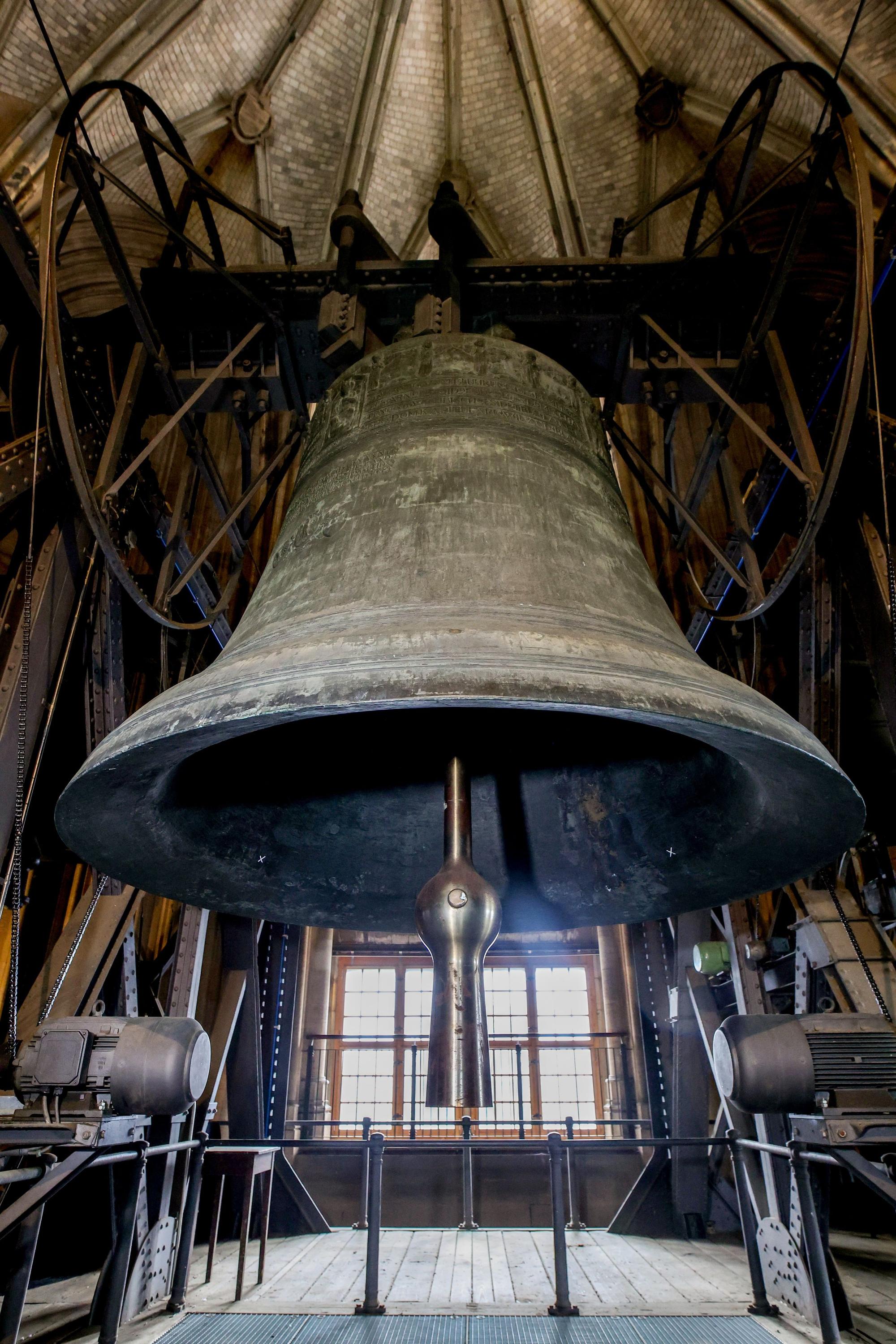 Die Glocke im Dom bei Tag.