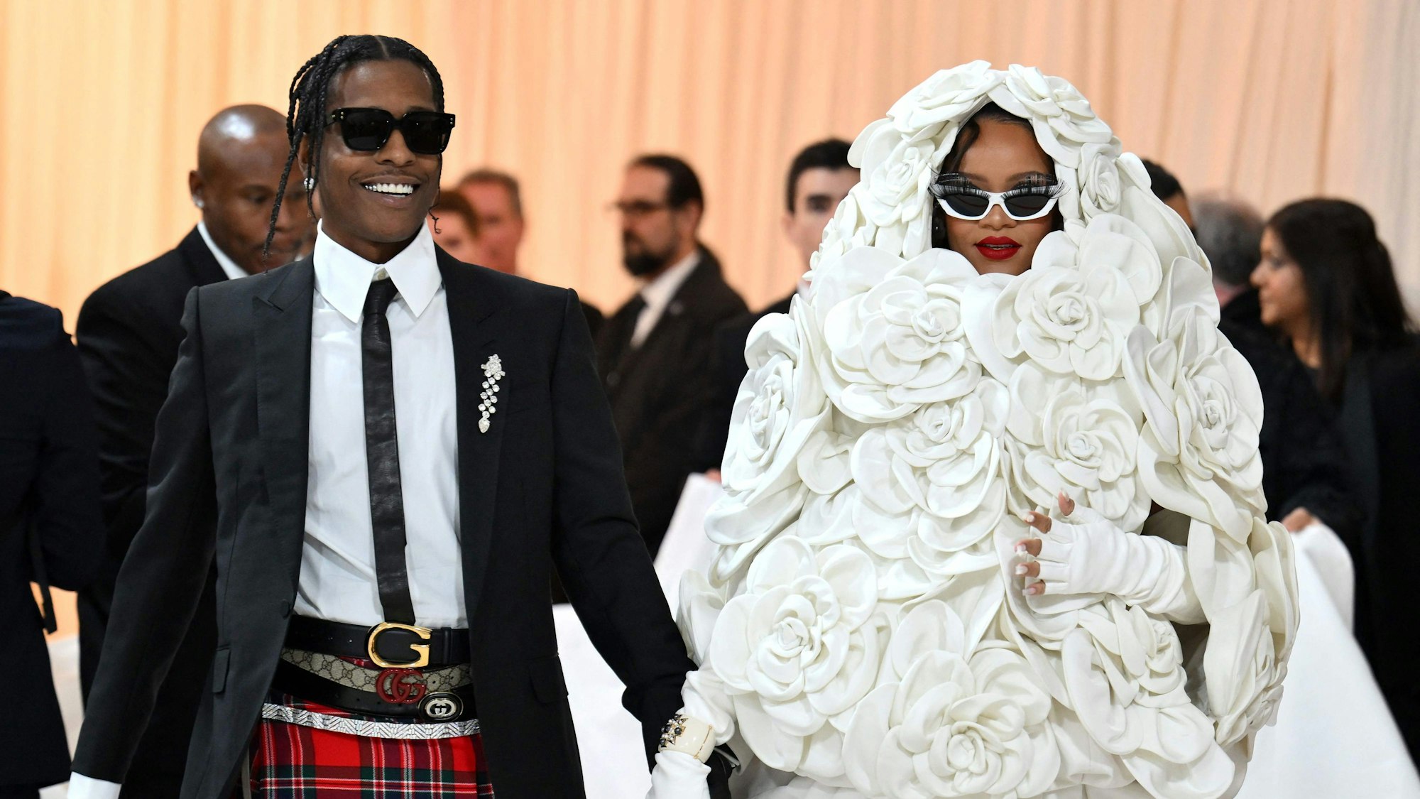 Rihanna (r.) mit ihrem Partner A$AP Rocky bei der Met Gala 2023. Die Sängerin war wieder einmal der Blickfang.