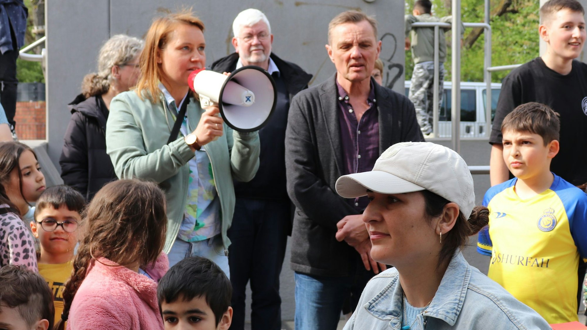 Das „Treffer“-Leitungsteam Kristina Kilders, die ein Megaphon vor dem Mund hält, und Lutz Gebhard bei der Begrüßungsrede