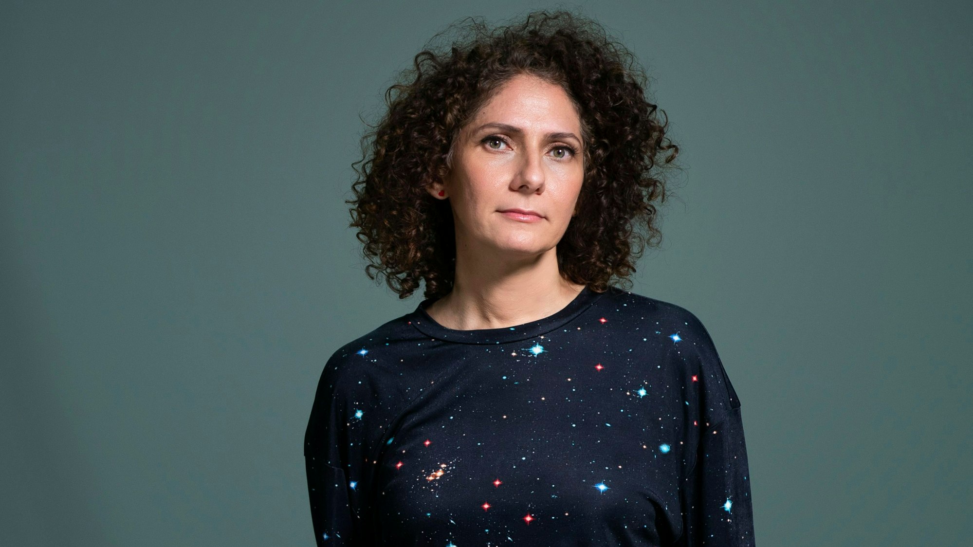 Ala Younis schaut in die Kamera.