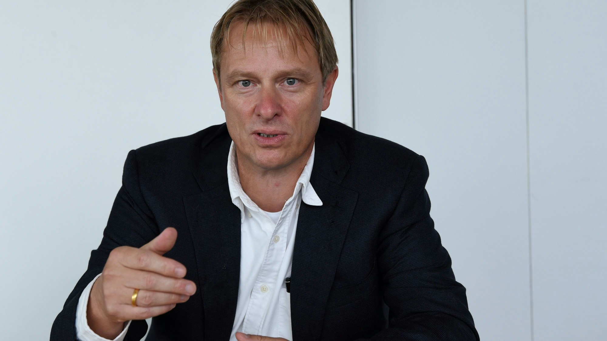 Round-Table-Gespräch zum Schulbeginn mit Eltern, Schulleiter, Schulpsychologin und Schülervertreterin.
André Szymkowiak, Leiter des Thusnelda-Gymnasiums in Deutz