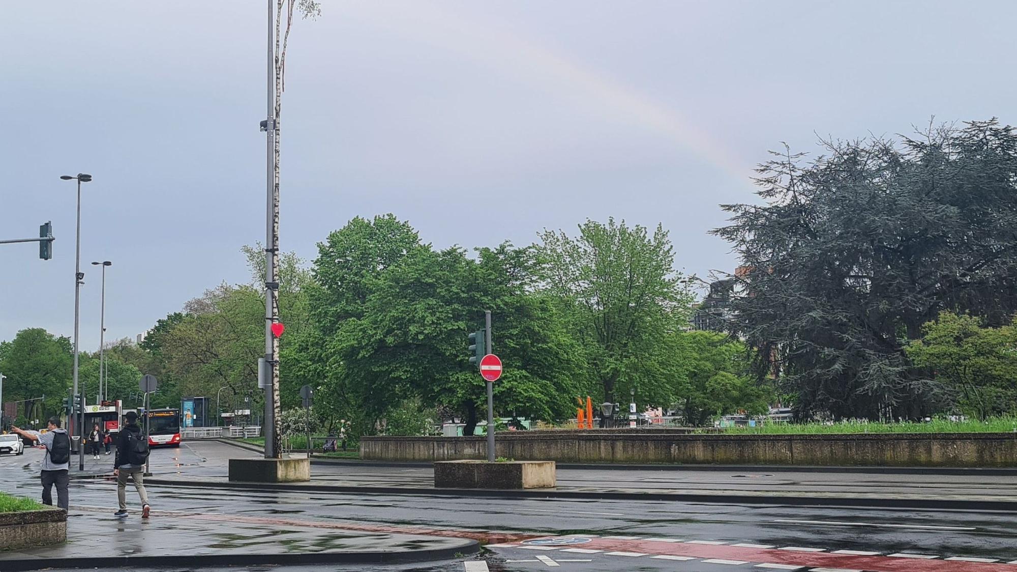 Zu sehen ist ein Maibaum auf dem Ebertplatz in Köln.