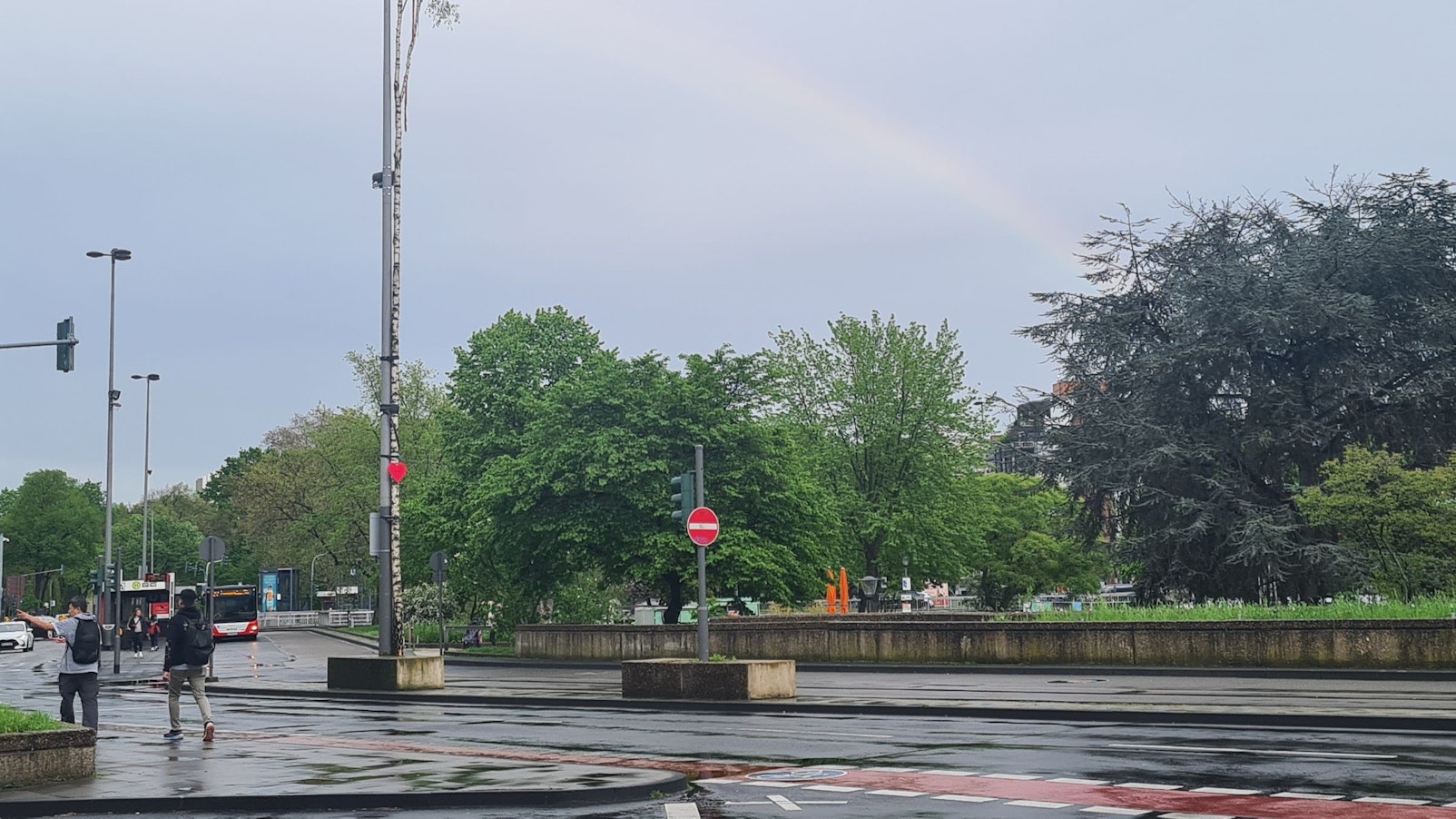 Zu sehen ist ein Maibaum auf dem Ebertplatz in Köln.