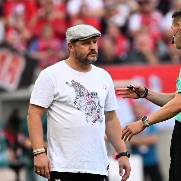 Nordrhein-Westfalen, Köln: Fußball: Bundesliga, 1. FC Köln - 1. FC Union Berlin, 6. Spieltag, RheinEnergieStadion. Kölns Trainer Steffen Baumgart (l) spricht mit Schiedsrichter Benjamin Cortus.