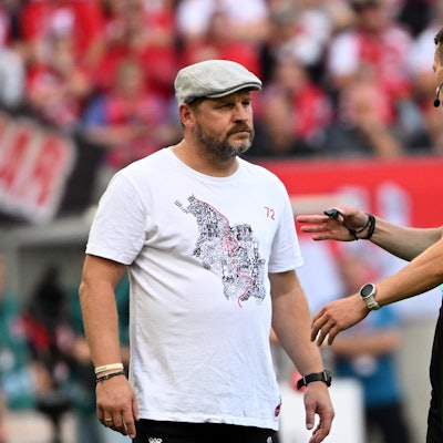 Nordrhein-Westfalen, Köln: Fußball: Bundesliga, 1. FC Köln - 1. FC Union Berlin, 6. Spieltag, RheinEnergieStadion. Kölns Trainer Steffen Baumgart (l) spricht mit Schiedsrichter Benjamin Cortus.
