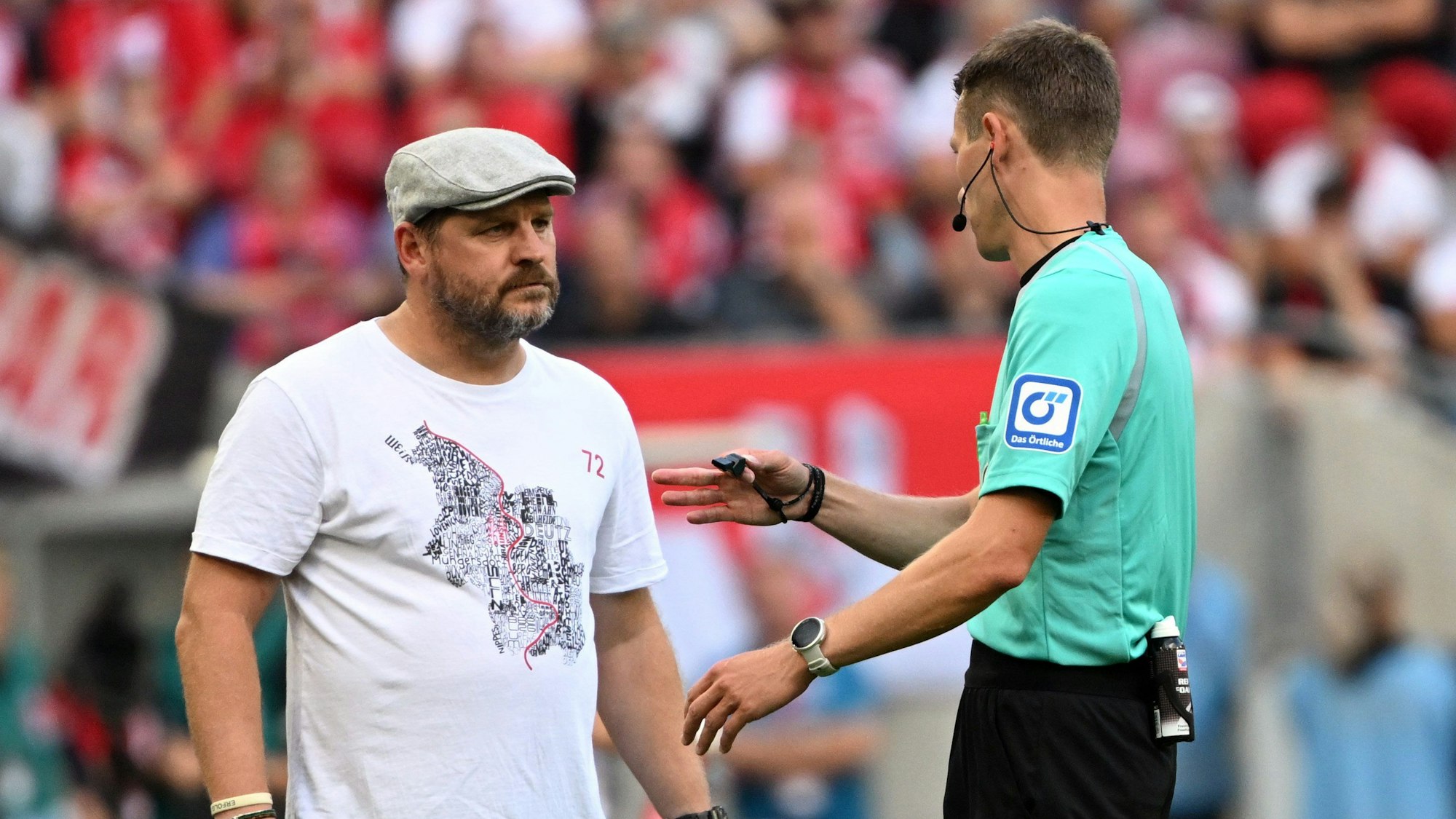 Nordrhein-Westfalen, Köln: Fußball: Bundesliga, 1. FC Köln - 1. FC Union Berlin, 6. Spieltag, RheinEnergieStadion. Kölns Trainer Steffen Baumgart (l) spricht mit Schiedsrichter Benjamin Cortus.