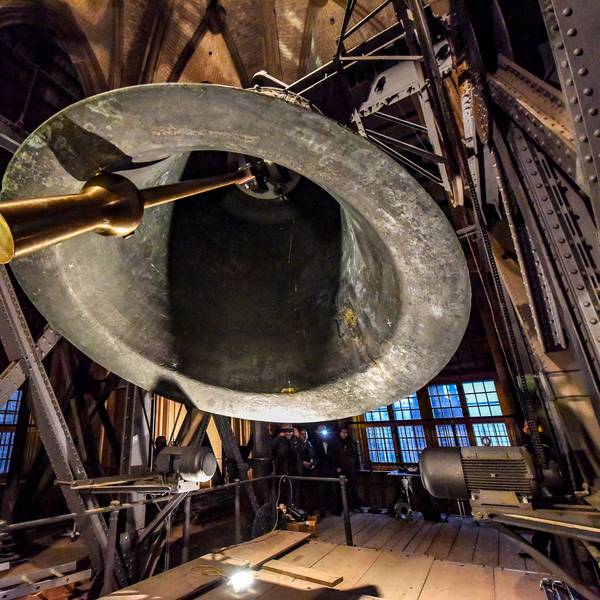 Die Aufnahme zeigt die Petersglocke „Dicker Pitter“ im Kölner Dom.