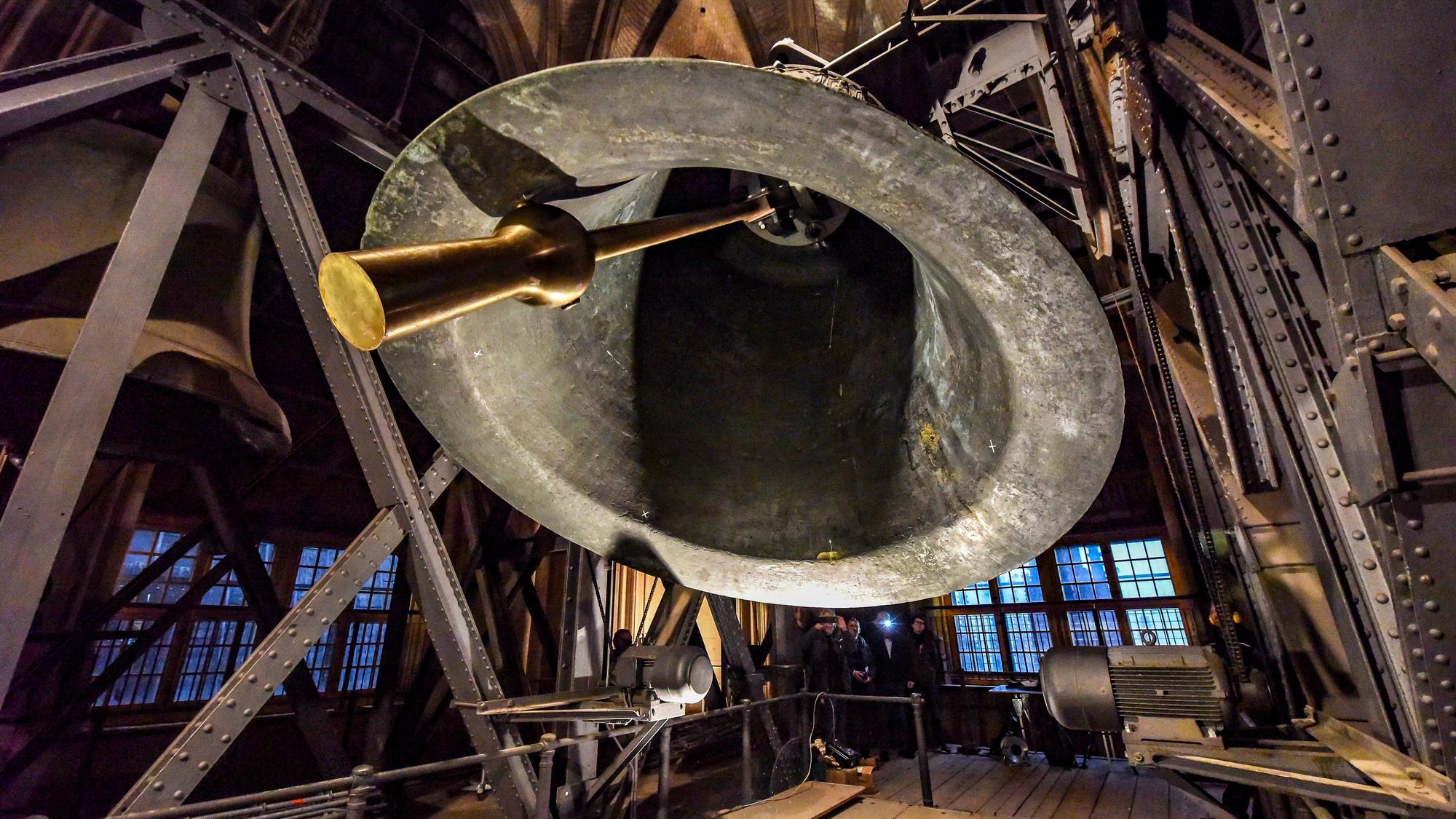 Die Aufnahme zeigt die Petersglocke „Dicker Pitter“ im Kölner Dom.
