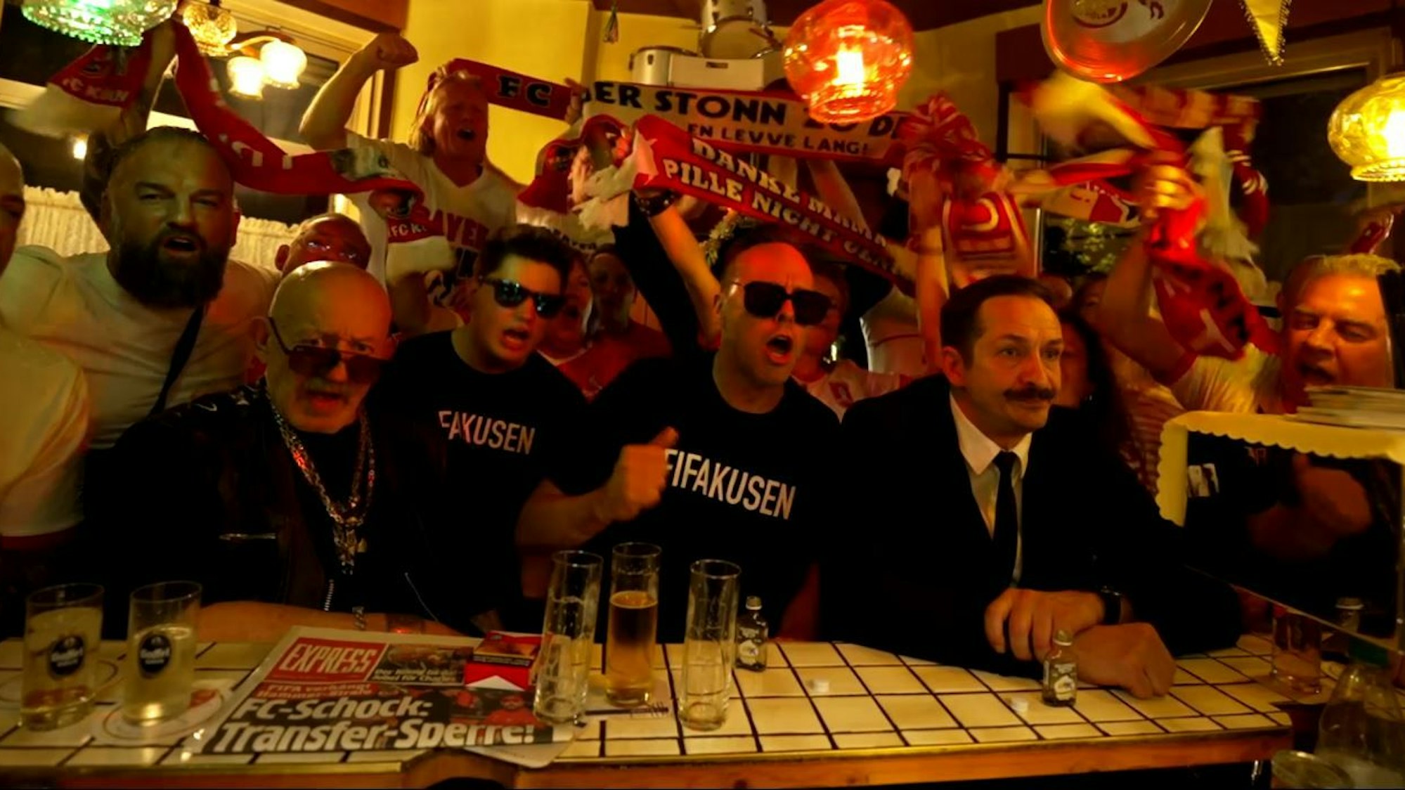 FC-Fans und Männer mit „Fifakusen“ Shirts an der Theke der Kölsch-Kneipe „Haus Bayer“