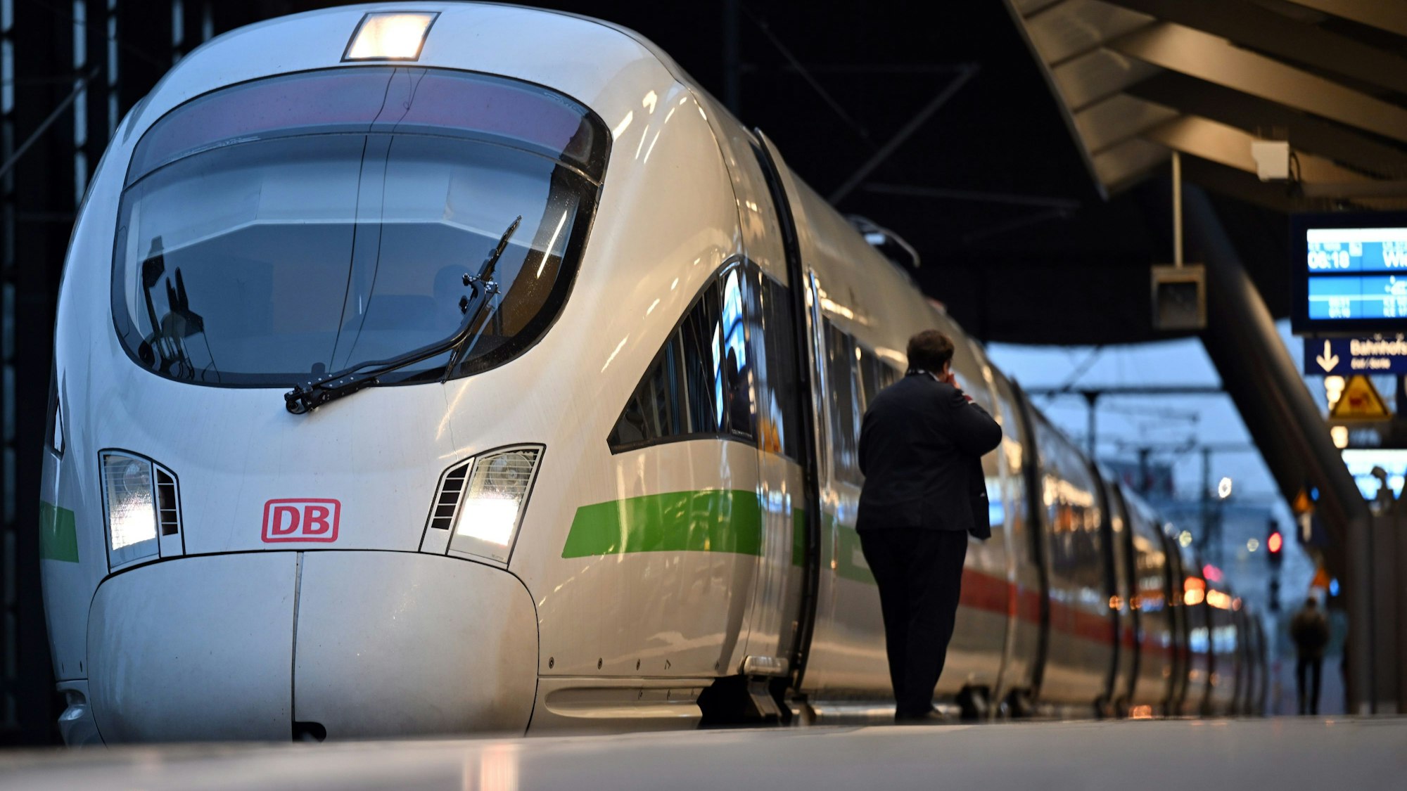 Ein ICE steht vor der Abfahrt im Erfurter Hauptbahnhof. Pendler und Reisende müssen sich am 21. April erneut auf weitreichende Einschränkungen im Fern- und Regionalverkehr der Deutschen Bahn und anderer Verkehrsunternehmen einstellen. Die Eisenbahn- und Verkehrsgewerkschaft (EVG) hat im laufenden Tarifstreit der Bahnbranche zu Warnstreiks aufgerufen. Foto: Martin Schutt/dpa +++ dpa-Bildfunk +++