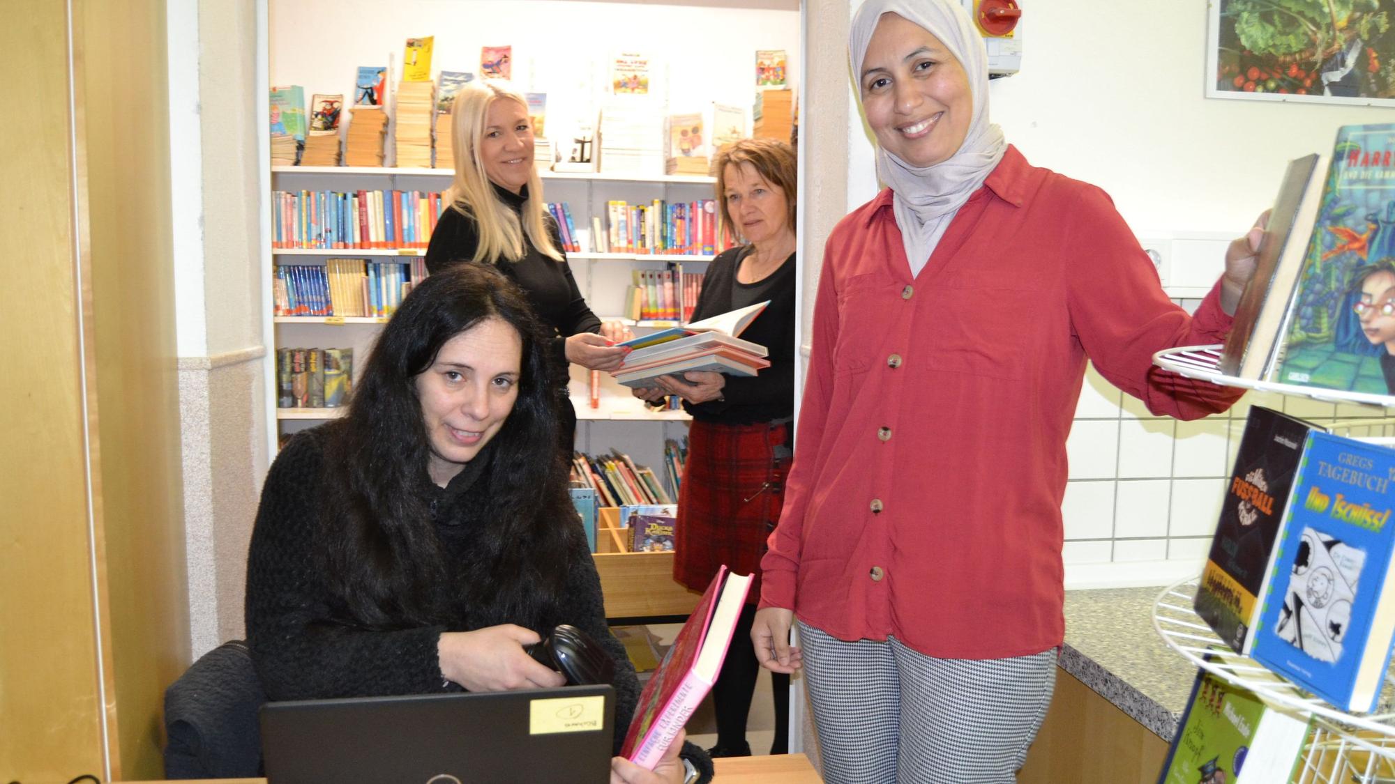 Bei der Digitalisierung der Bücherei arbeiten Vasiliki Stahl-Eleftheriou und Fatiha Tiach, Bettina Adam und Vize-Schulleiterin Ingeborg Müller zusammen.