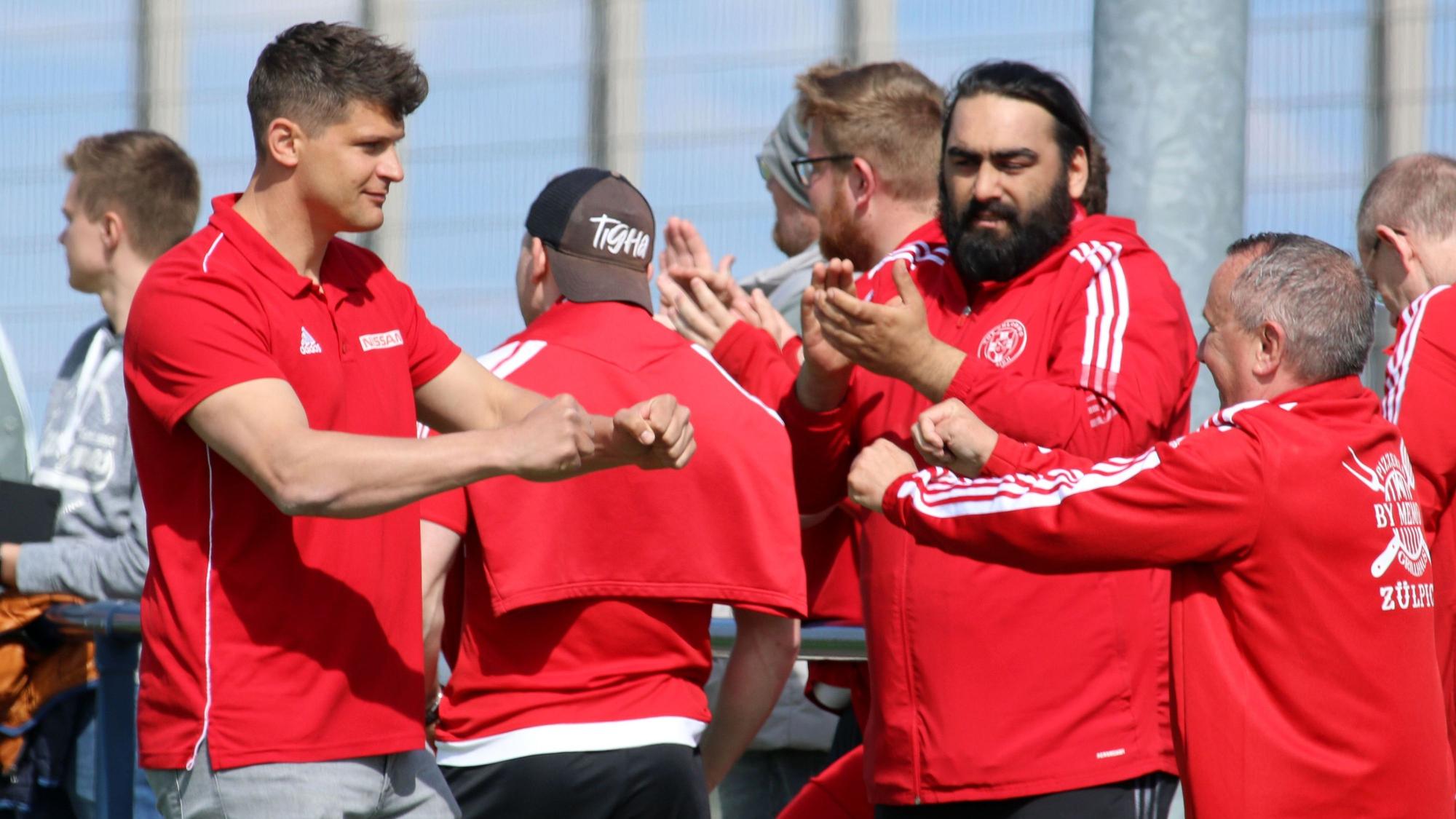 Zülpichs Trainer David Sasse ballt die Fäuste und freut sich über einen Treffer.