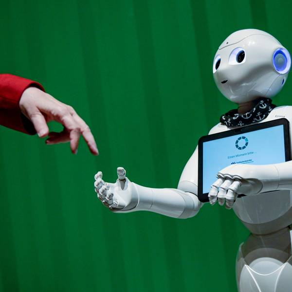 Ein Roboter interagiert mit einer Frau.