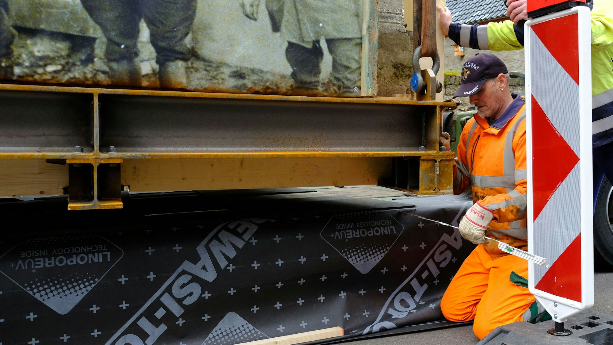 Mitarbeiter einer Fachfirma bei der Translozierung des alten Bürvenicher Trafohäuschens.