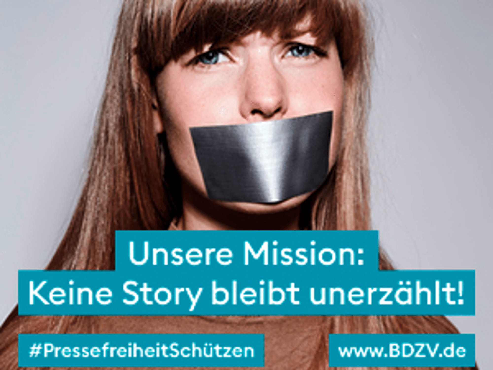 Eine Frau mit zugeklebtem Mund schaut in die Kamera.