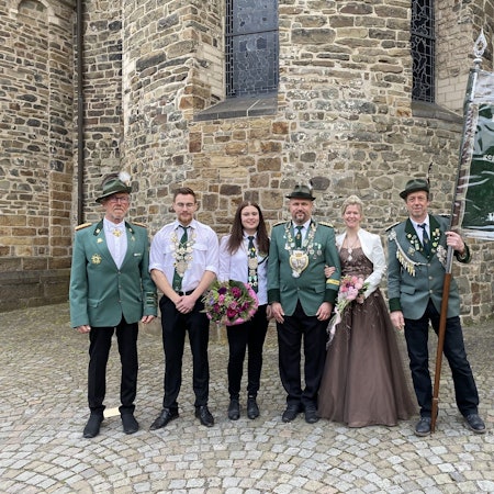 Es ist das neue Königspaar mit weiteren Mitgliedern zu sehen.