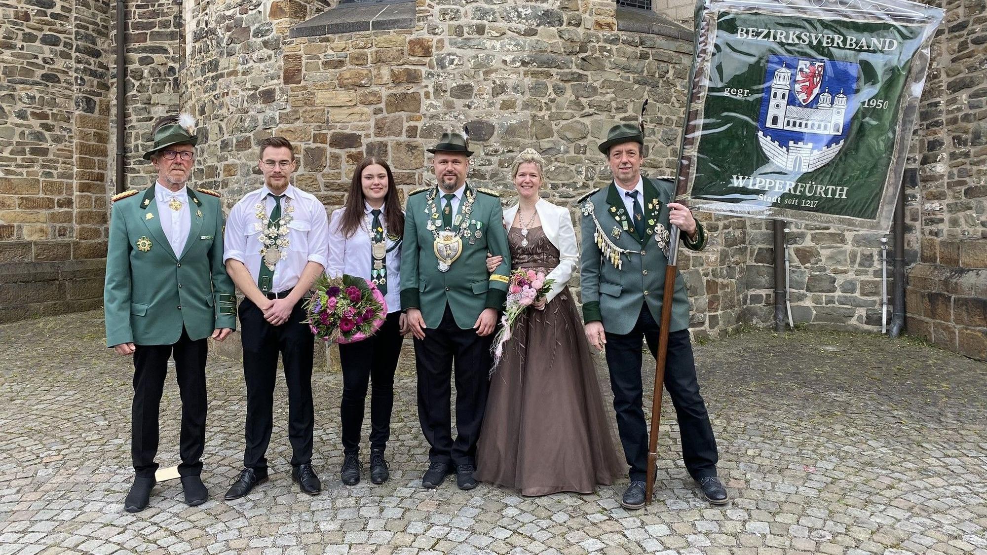 Es ist das neue Königspaar mit weiteren Mitgliedern zu sehen.