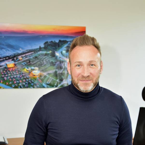 Elsdorfs Bürgermeister Andreas Heller blickt milde lächelnd in die Kamera.