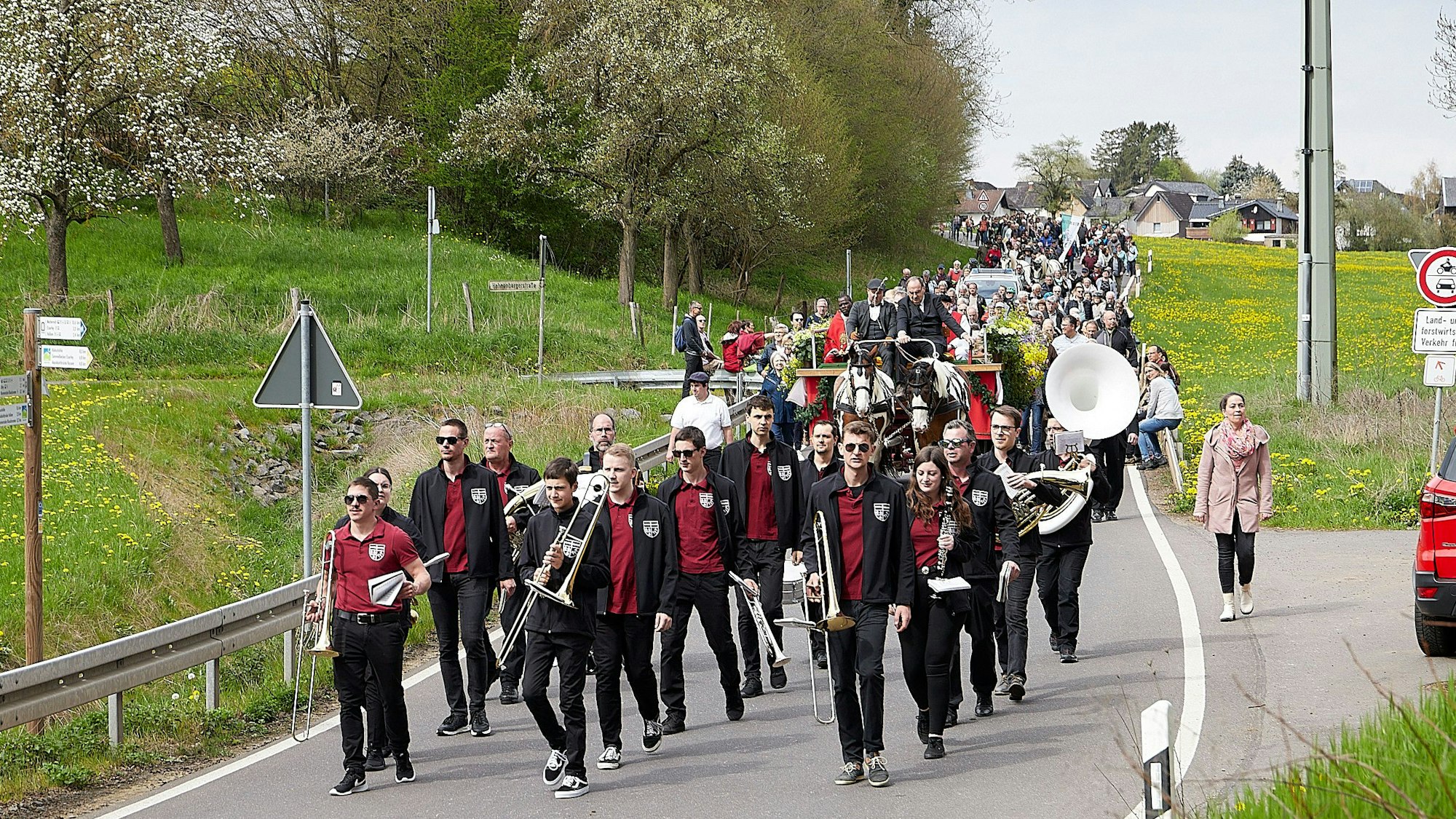 Es sind viele Menschen zu sehen, die am Georgsritt zu Fuß teilnehmen.