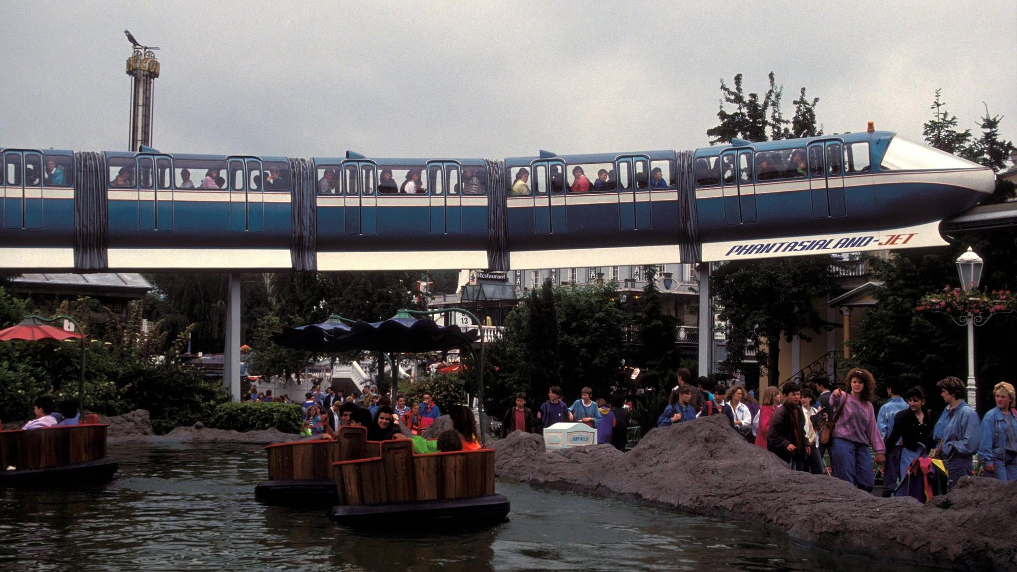 Fahrgäste genießen im Juni 1991 die Aussicht aus dem Phantasialand-Jet oberhalb der Bottichfahrt.
