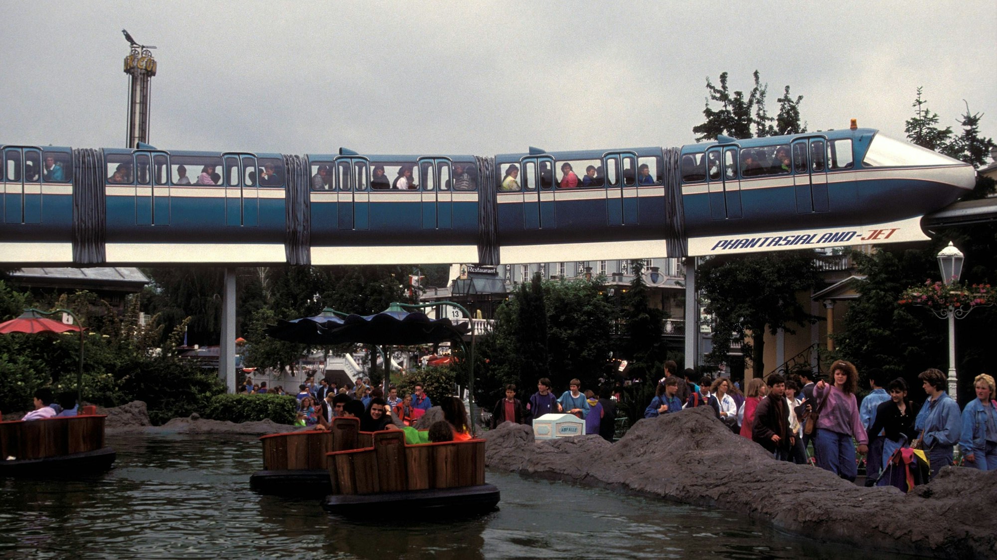 Fahrgäste genießen im Juni 1991 die Aussicht aus dem Phantasialand-Jet oberhalb der Bottichfahrt.