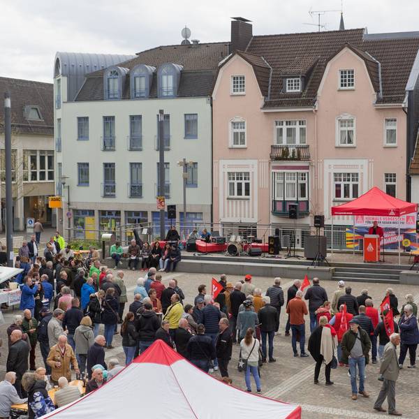 Es ist der Bismarckplatz in Gummersbach zu sehen. Es sind viele Menschen vor Ort.