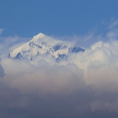 Das Luftbild zeigt die Spitze des Mount Everests in einer dichten Wolkendecke.