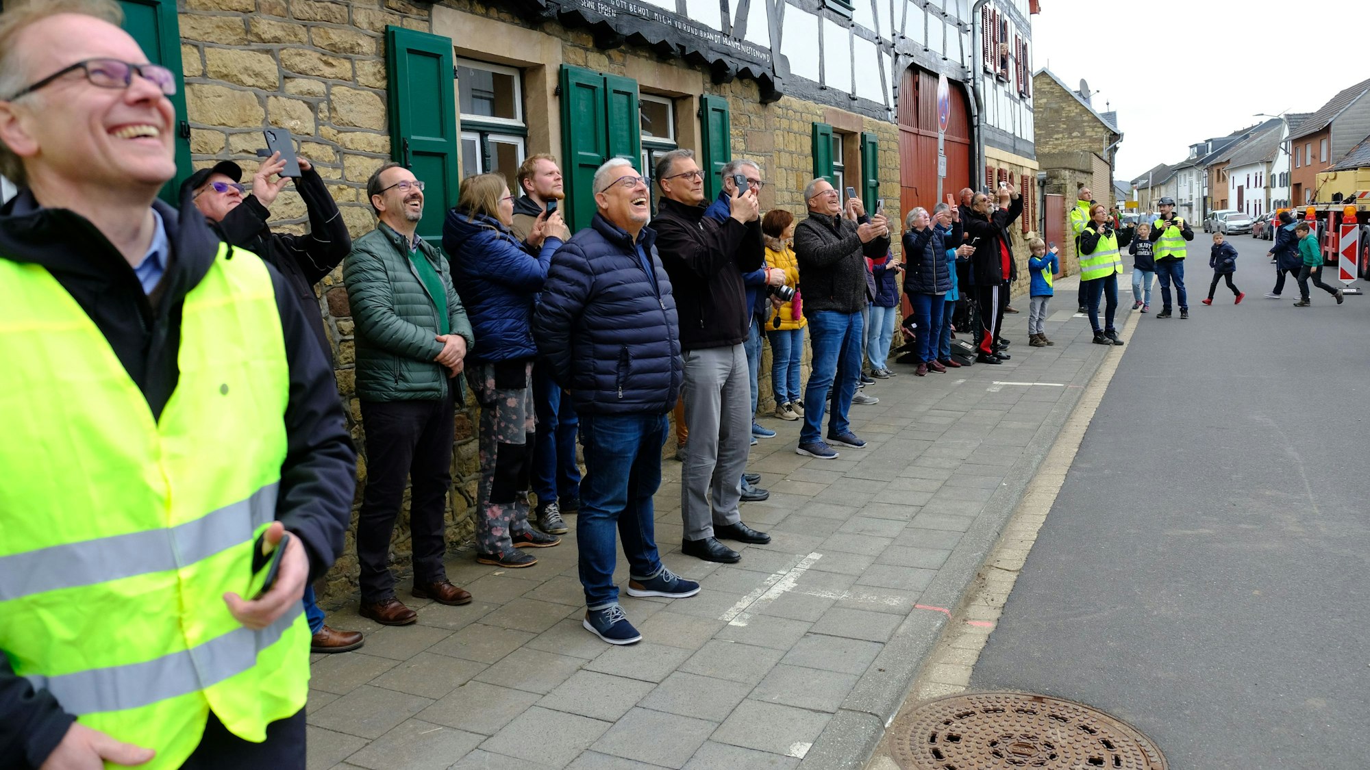 Zahlreiche Anwohner und Schaulustige, darunter Museumschef Carsten Vorwig (l.), Ortsvorsteher Jörg Körtgen und Bürgermeister Ulf Hürtgen, verfolgten die Verladung in Bürvenich.