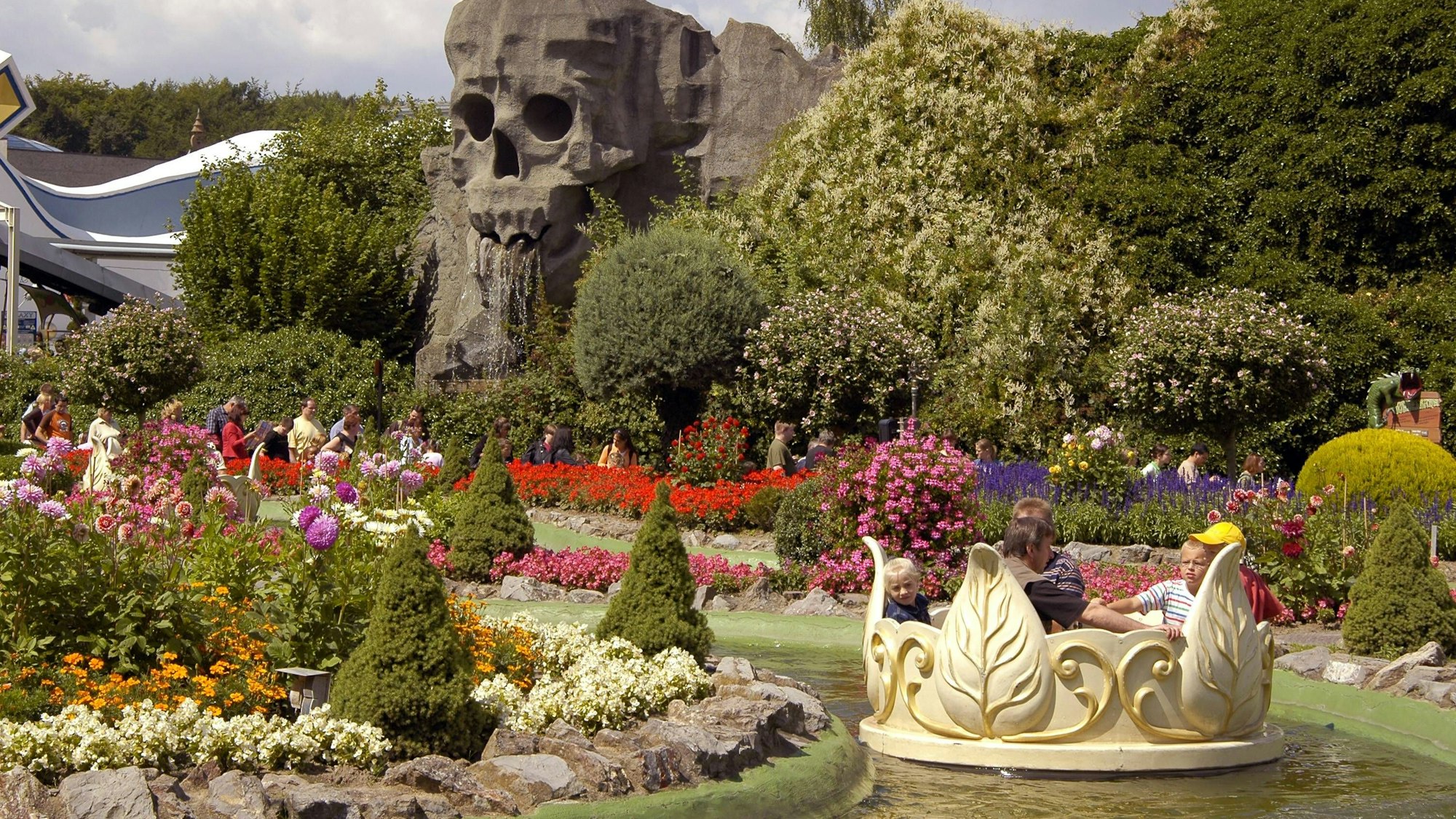 Eine Gondel der Bootsfahrt Walzertraum wird im August 2005 im Phantasialand durchs Wasser gezogen.