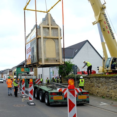 Das alte Trafohäuschen aus dem Jahr 1904 wird am Stück von Bürvenich ins Kommerner Freilichtmuseum transloziert. Ein Kran hievt das Gebäude auf einen Schwertransporter.