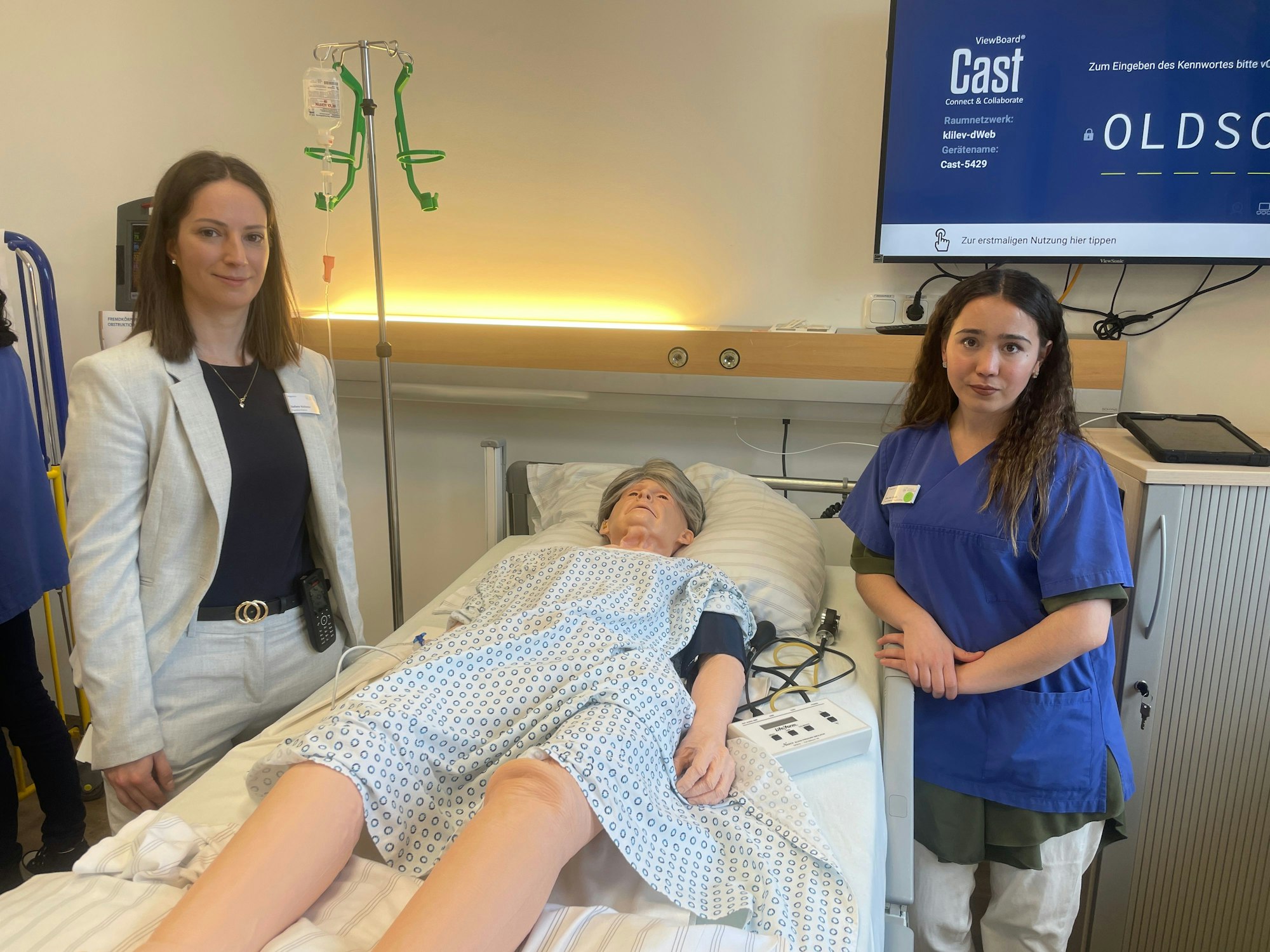 Praxiskoordinatorin Stefanie Wollweber (l.) und Auszubildende Hira Nur Gedik freuen sich über die neuen Lehrräume am Klinikum Leverkusen.