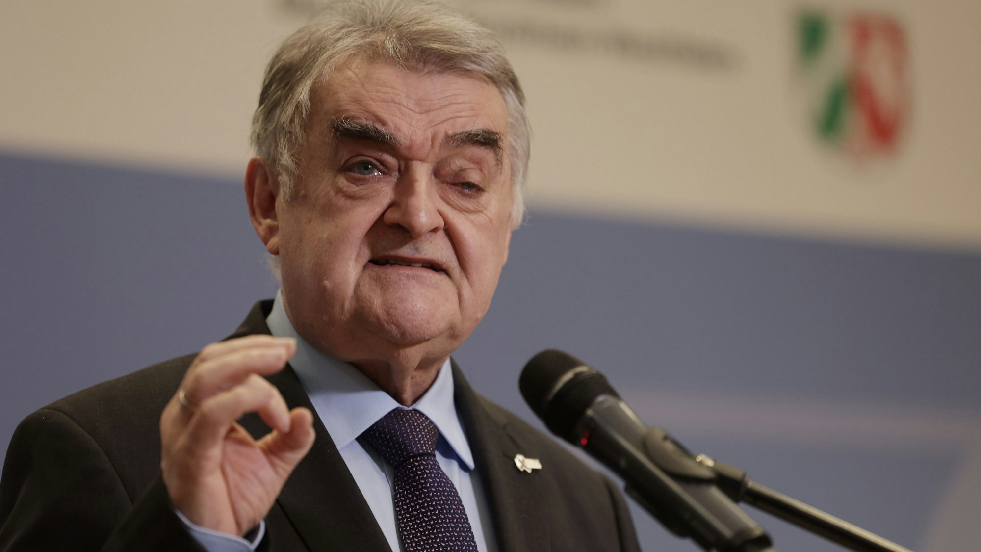 Herbert Reul, Innenminister von Nordrhein-Westfalen, spricht auf einer Pressekonferenz.