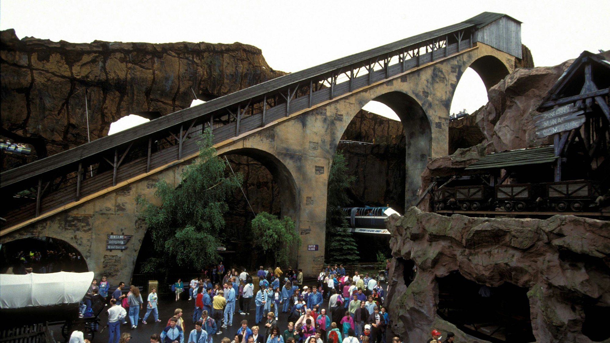 Blick auf die Gebirgsachterbahn im Phantasialand im Juni 1991.