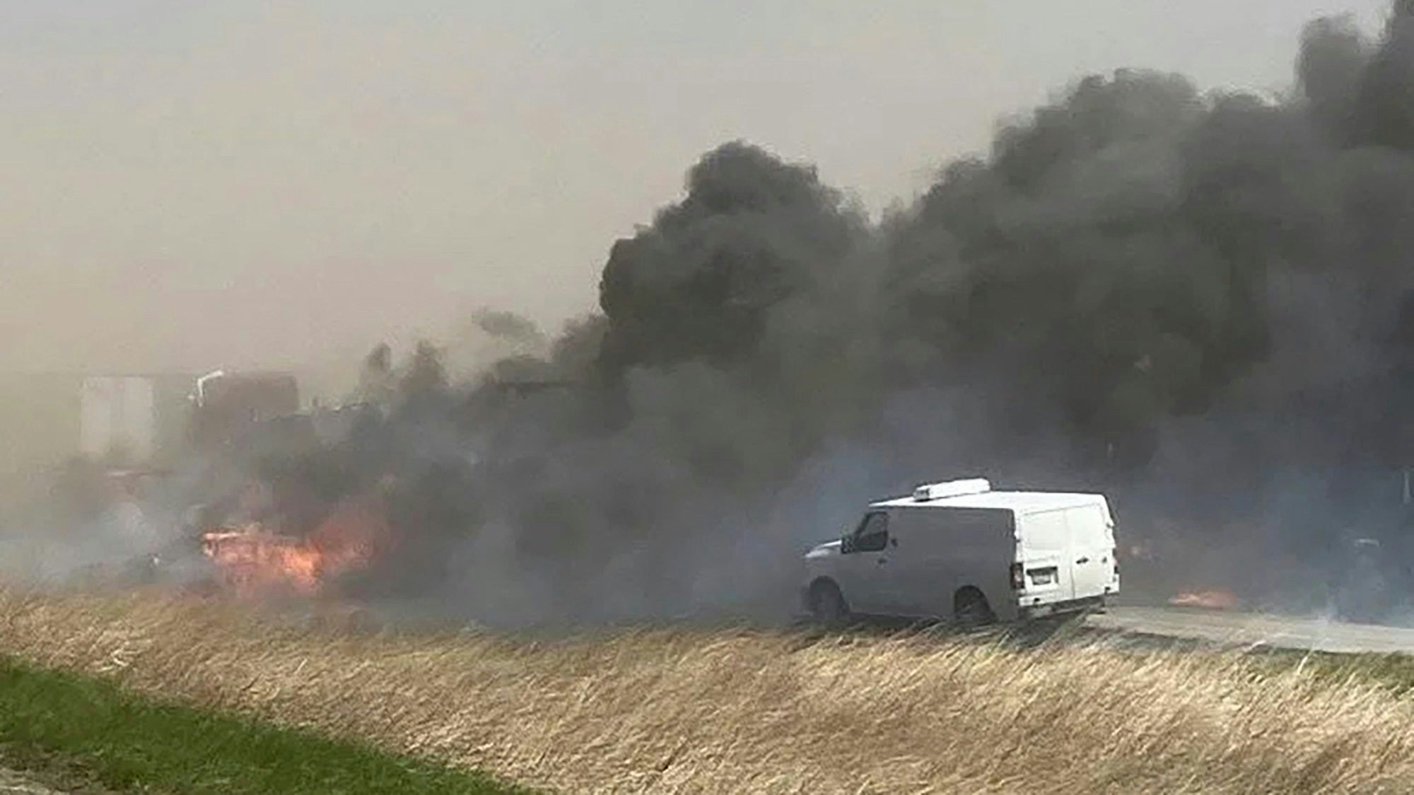 Rauchschwaden steigen nach einem Unfall auf der Interstate 55 auf. Ein schwerer Sandsturm hat auf einer Fernstraße im US-Bundesstaat Illinois zahlreiche Unfälle ausgelöst, bei denen mehrere Menschen ums Leben gekommen sind.