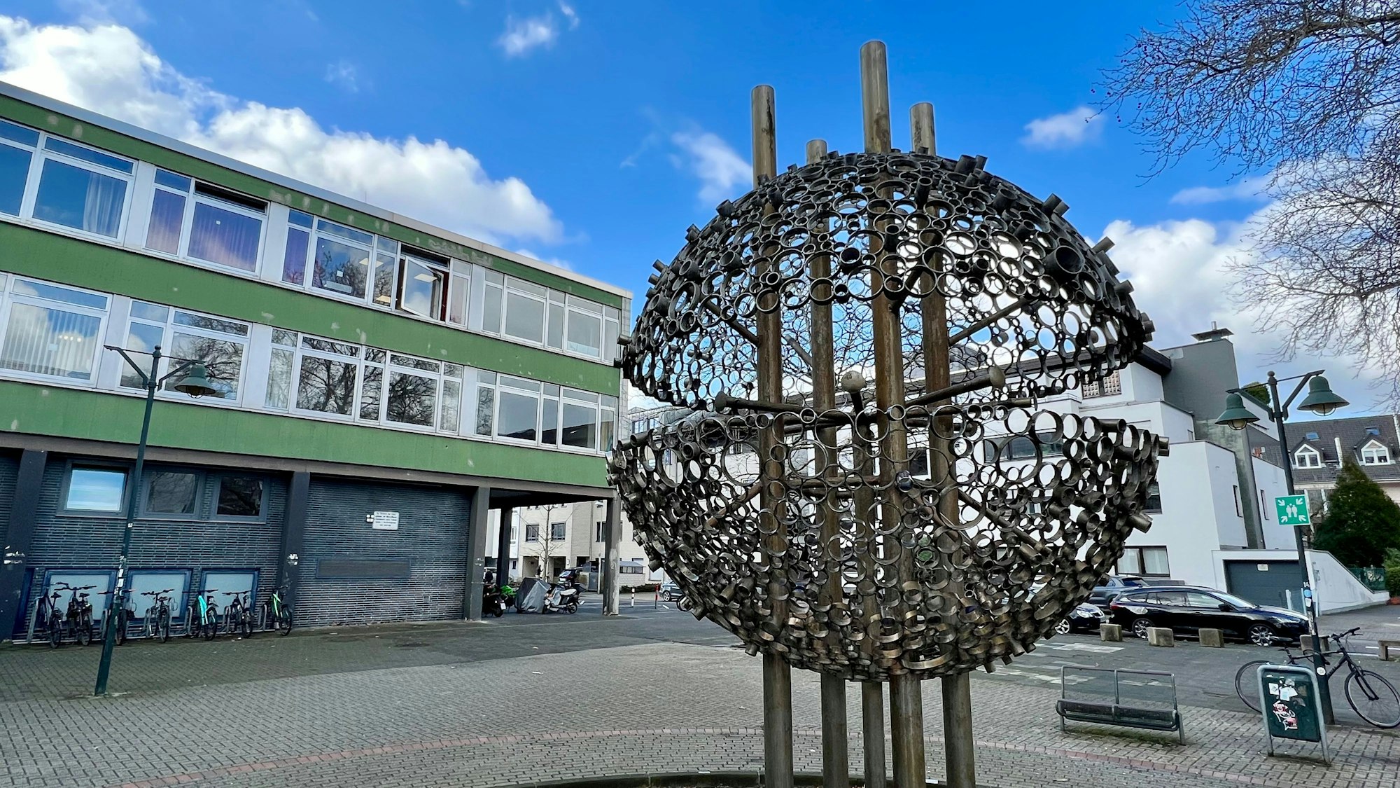Kugelbrunnen vor dem Landrat-Lucas-Gymnasium Opladen