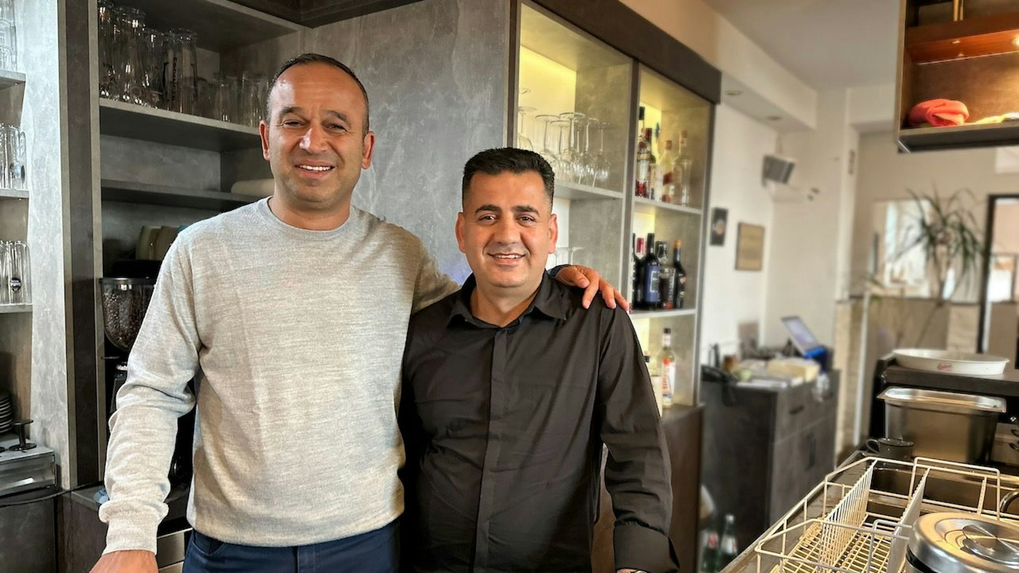 Zwei Männer in einer Restaurantküche