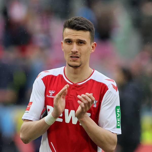 Dejan Ljubicic vom 1. FC Köln klatscht den Fans Beifall.