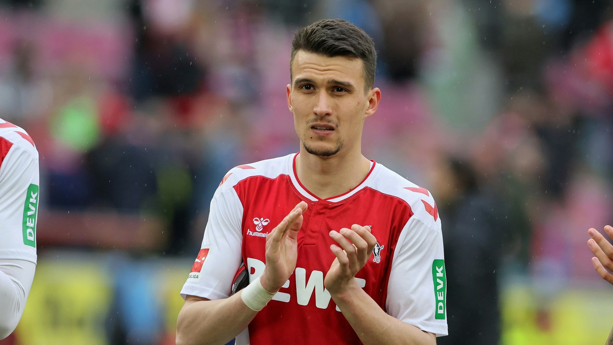 Dejan Ljubicic vom 1. FC Köln klatscht den Fans Beifall.