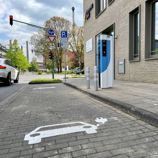 Die erste von 32 E-Ladesäulen für Autos des Anbieters Eze steht im Südteil der Breidenbachstraße