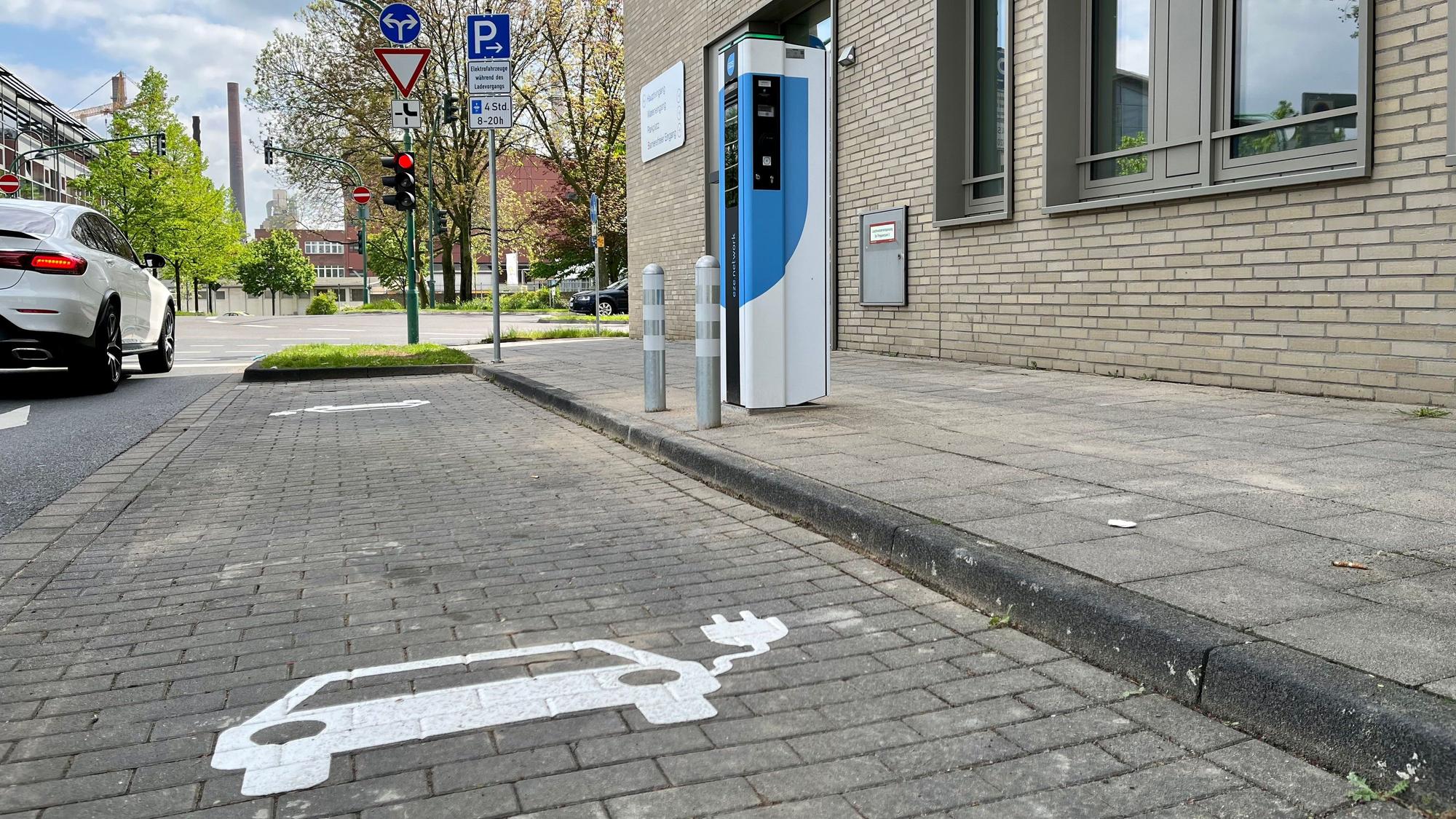 Die erste von 32 E-Ladesäulen für Autos des Anbieters Eze steht im Südteil der Breidenbachstraße