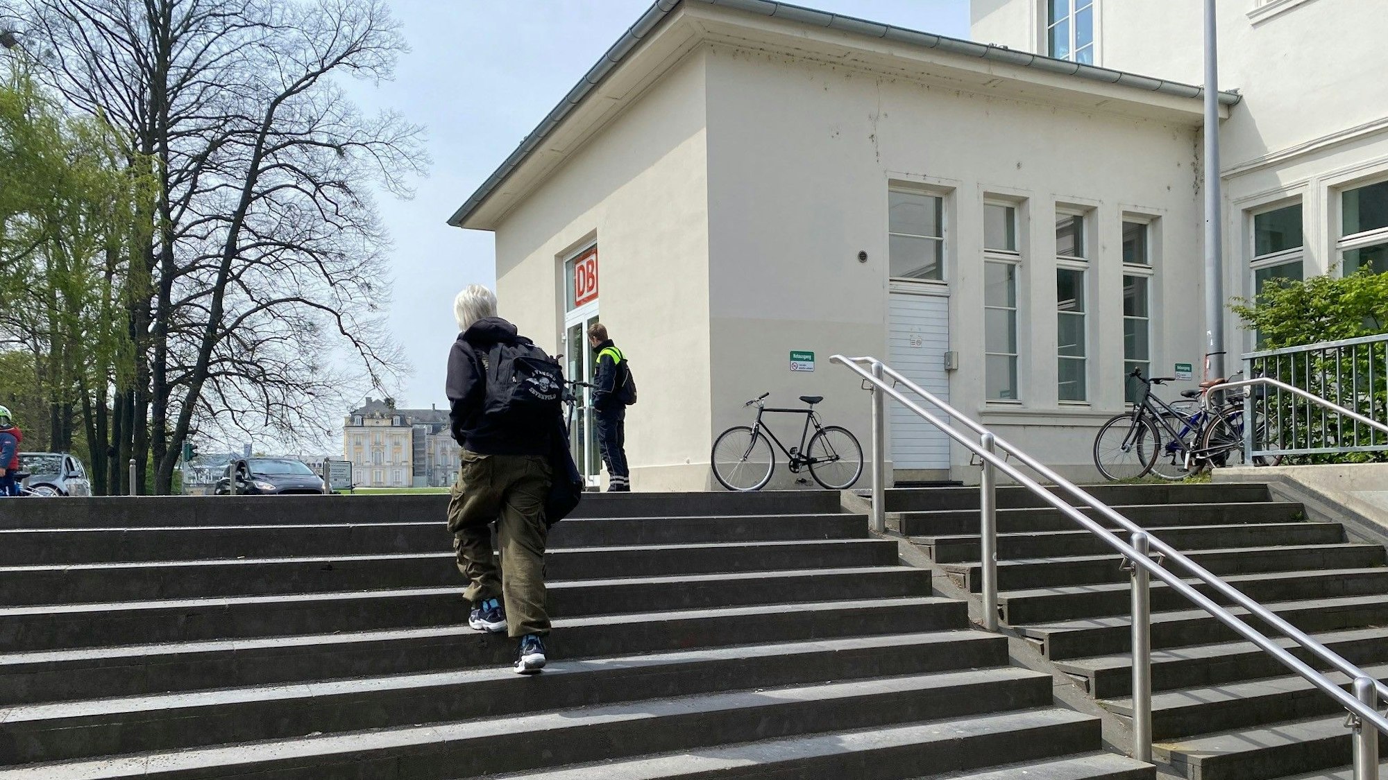 Eine Frau geht auf der Treppe am Bahnhof Brühl. Die Treppe wird abgerissen und durch eine Rampe ersetzt, damit die Züge barrierefrei erreichbar sind.